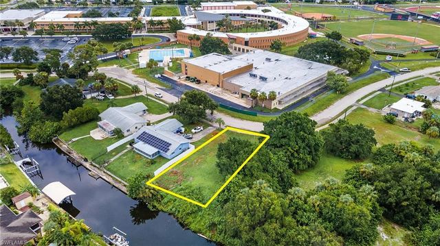 947 Iris DR, North Fort Myers, FL 33903