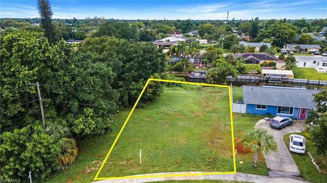 947 Iris DR, North Fort Myers, FL 33903