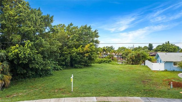 947 Iris DR, North Fort Myers, FL 33903