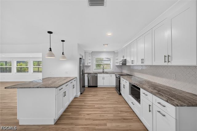 4957 Sorrento CT, Cape Coral, FL 33904