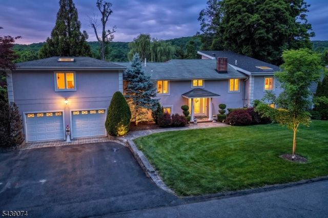 45 Lakeshore Dr, Oakland Boro, NJ 07436