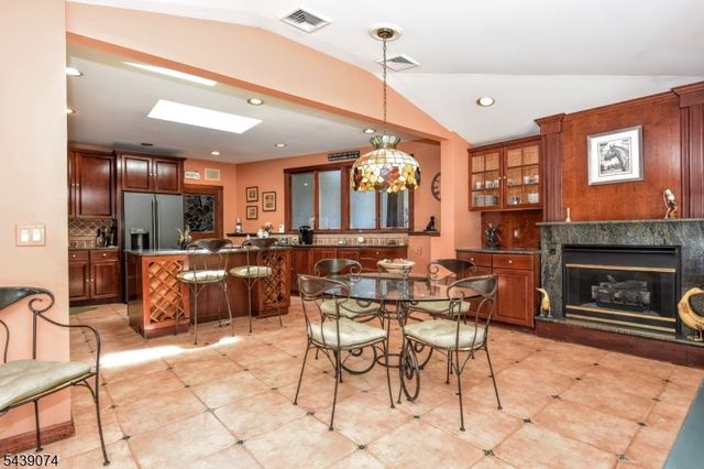 45 Lakeshore Dr, Oakland Boro, NJ 07436