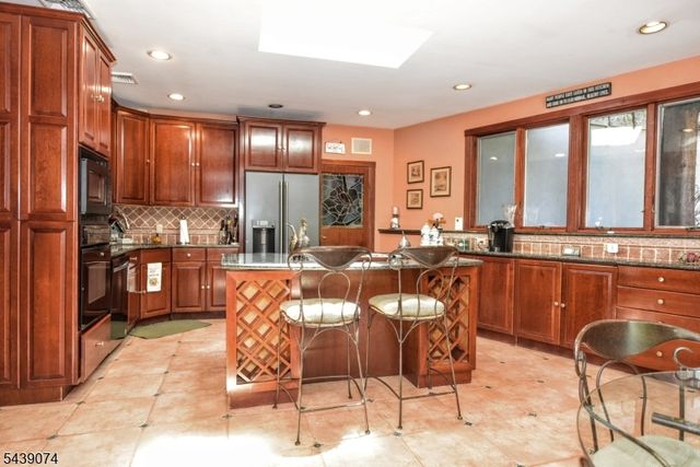 45 Lakeshore Dr, Oakland Boro, NJ 07436