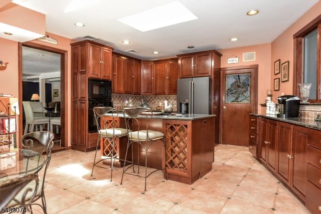 45 Lakeshore Dr, Oakland Boro, NJ 07436