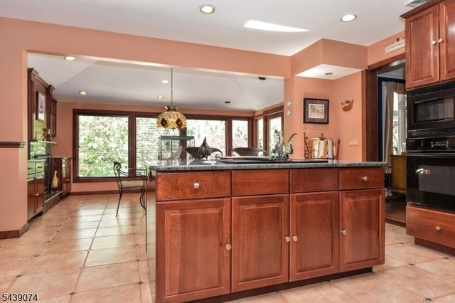 45 Lakeshore Dr, Oakland Boro, NJ 07436