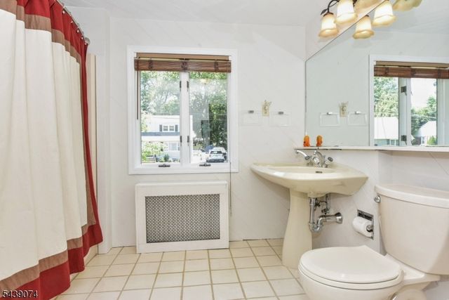 45 Lakeshore Dr, Oakland Boro, NJ 07436