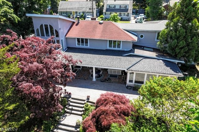 45 Lakeshore Dr, Oakland Boro, NJ 07436