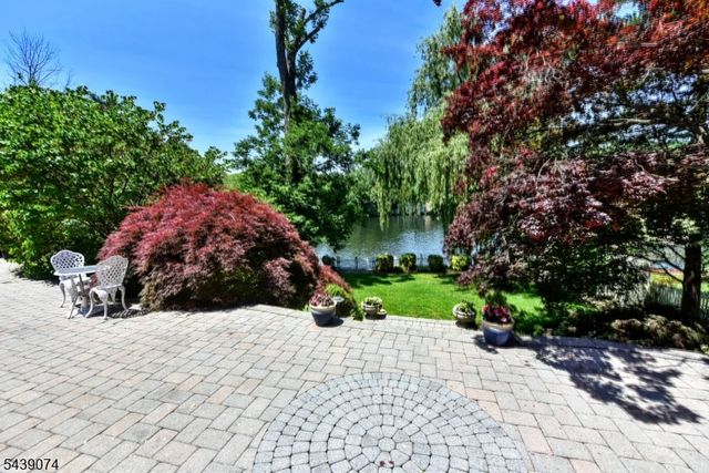 45 Lakeshore Dr, Oakland Boro, NJ 07436