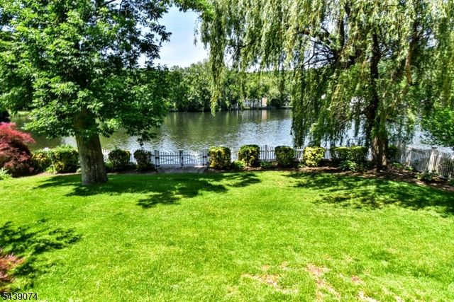 45 Lakeshore Dr, Oakland Boro, NJ 07436