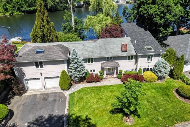 45 Lakeshore Dr, Oakland Boro, NJ 07436