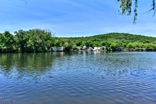 45 Lakeshore Dr, Oakland Boro, NJ 07436