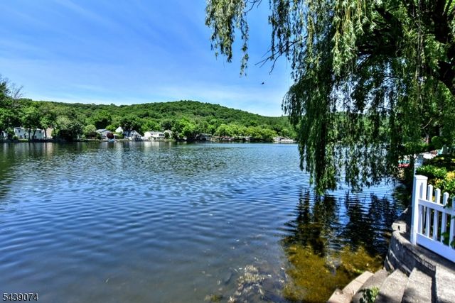 45 Lakeshore Dr, Oakland Boro, NJ 07436