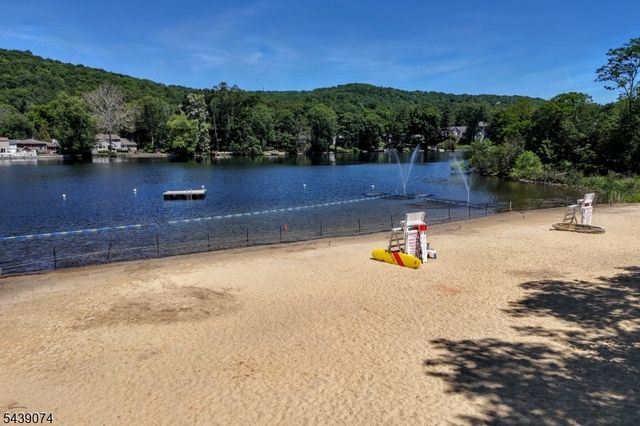 45 Lakeshore Dr, Oakland Boro, NJ 07436