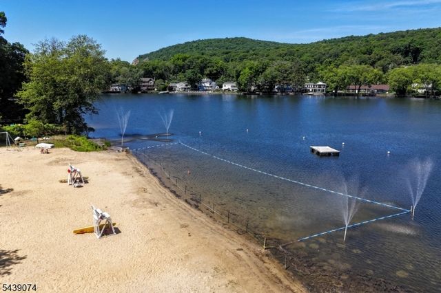 45 Lakeshore Dr, Oakland Boro, NJ 07436