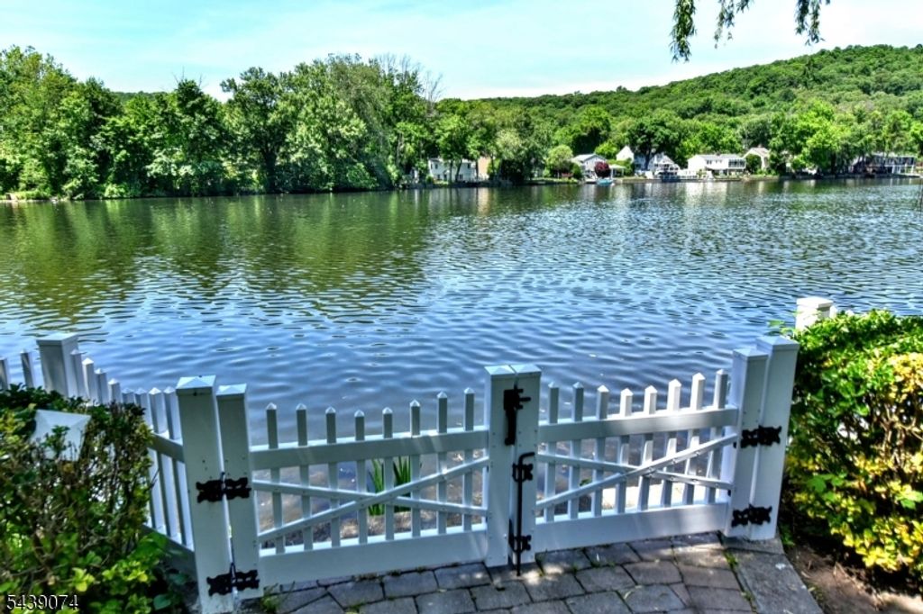 45 Lakeshore Dr, Oakland Boro, NJ 07436