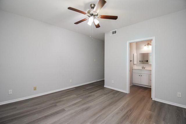 201 Vanderpool Lane 113, Houston, TX 77024
