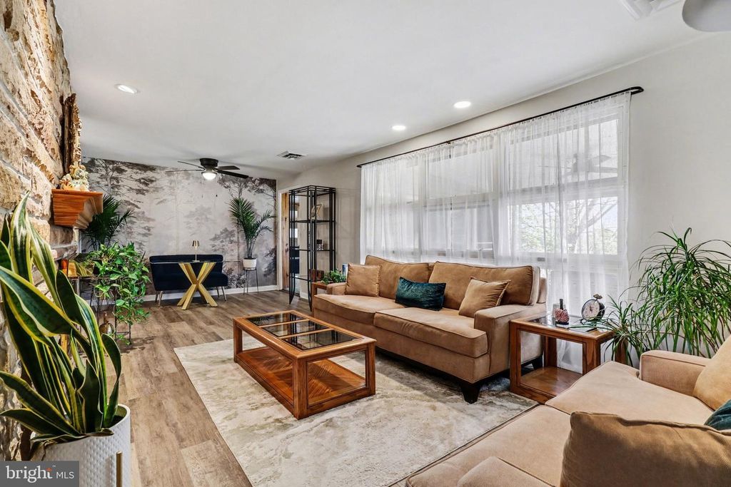 Image 9 of property listing at 907 ALLEN ST, New Cumberland, PA 17070