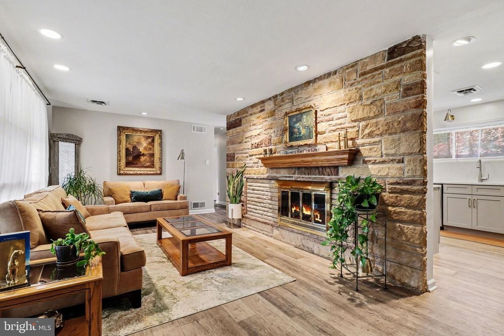 Image 10 of property listing at 907 ALLEN ST, New Cumberland, PA 17070