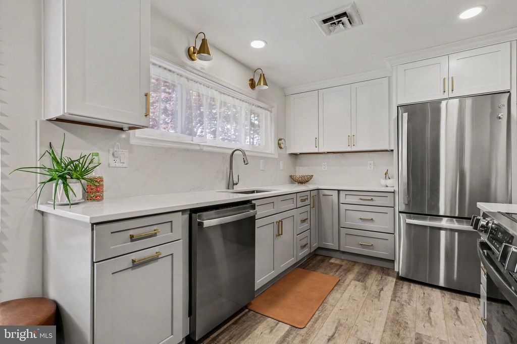 Image 13 of property listing at 907 ALLEN ST, New Cumberland, PA 17070