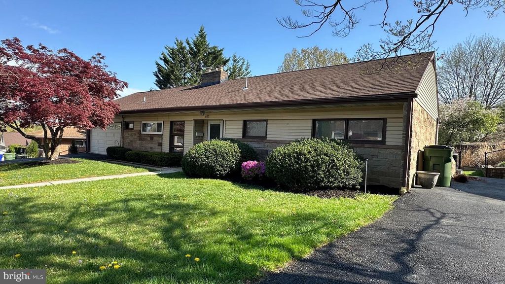 Image 2 of property listing at 907 ALLEN ST, New Cumberland, PA 17070