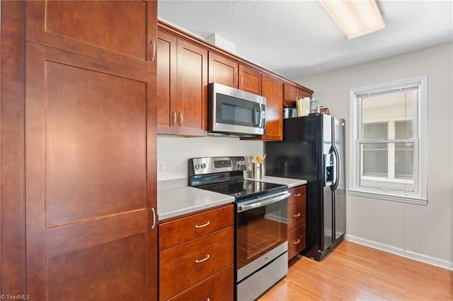 217 Oakwood Court, Winston-salem, NC 27103