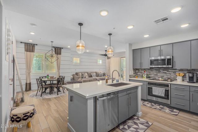 250 W QUEEN CREEK Road 145, Chandler, AZ 85248