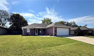 820 W Deer Lodge Court, Siloam Springs, AR 72761