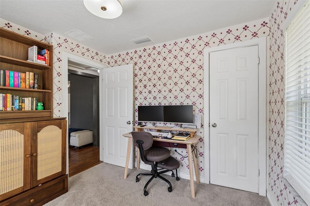Image 7 of property listing at 2301 W ELDRED DRIVE, Tampa, FL 33603