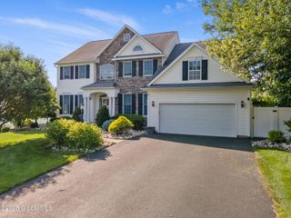 46 Dutch Meadows Drive, Colonie, NY 12047