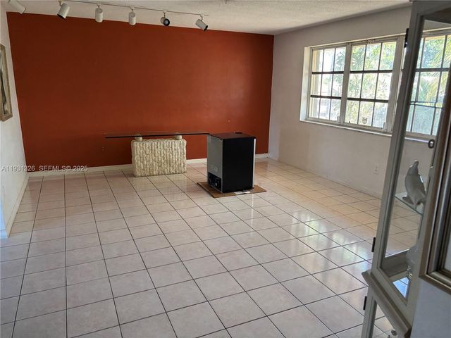 17960 NE 6th Ave, North Miami Beach, FL 33162