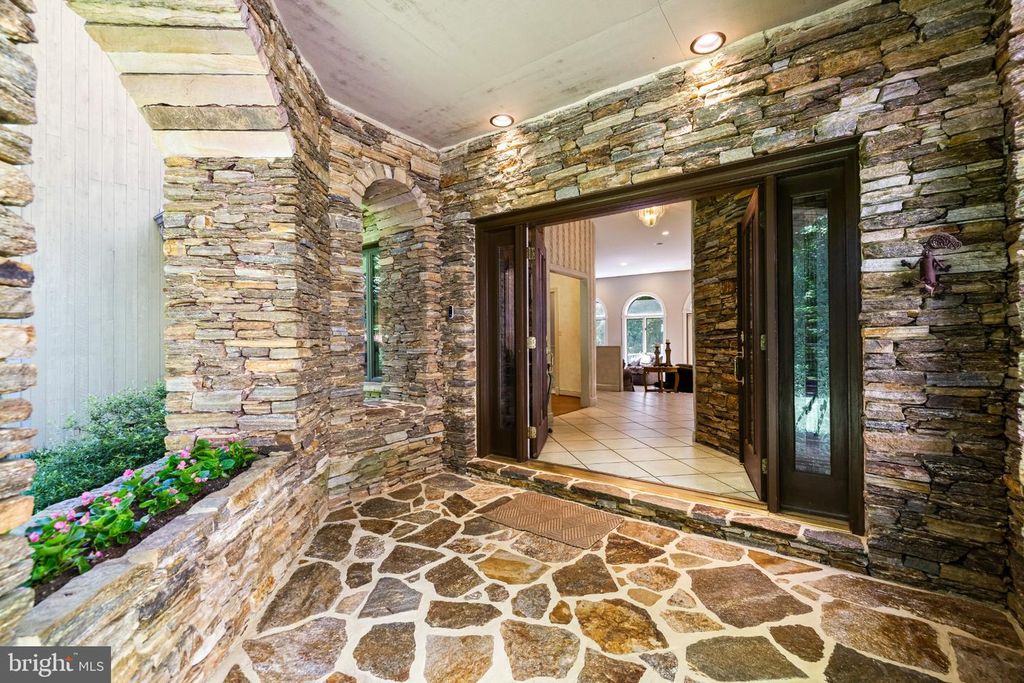 Image 7 of property listing at 12113 HENESON GARTH, Owings Mills, MD 21117