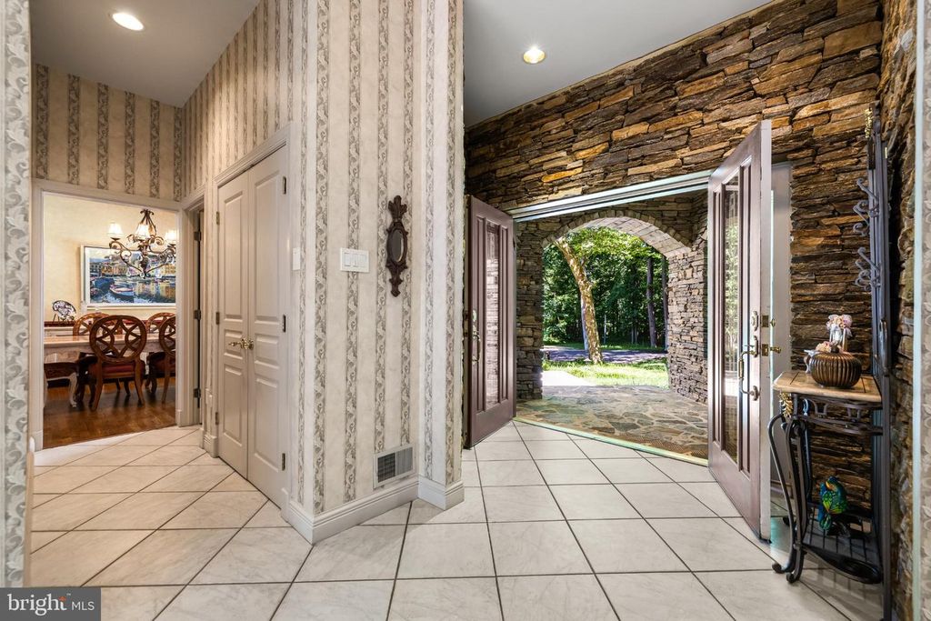 Image 9 of property listing at 12113 HENESON GARTH, Owings Mills, MD 21117