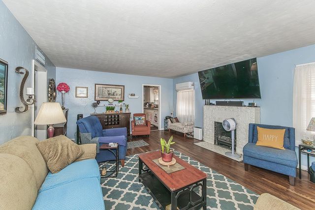 2202 N Vagedes Avenue, Fresno, CA 93705