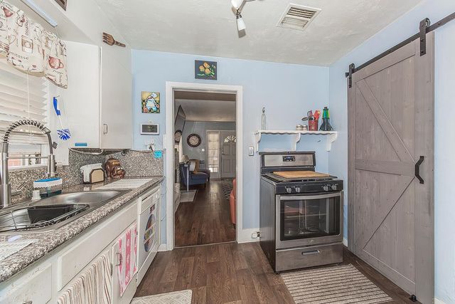 2202 N Vagedes Avenue, Fresno, CA 93705