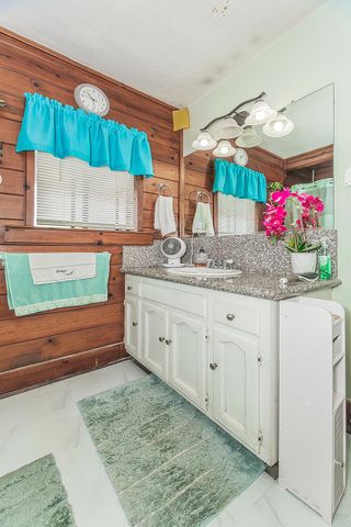 2202 N Vagedes Avenue, Fresno, CA 93705