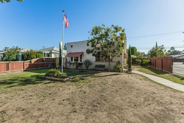2202 N Vagedes Avenue, Fresno, CA 93705