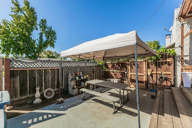 2202 N Vagedes Avenue, Fresno, CA 93705