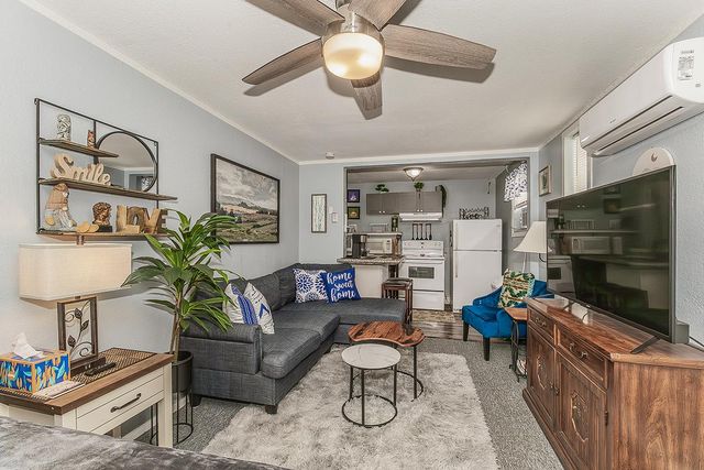 2202 N Vagedes Avenue, Fresno, CA 93705