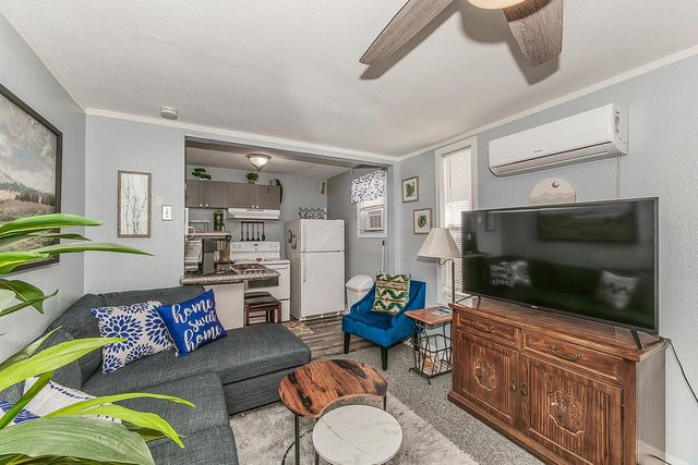 2202 N Vagedes Avenue, Fresno, CA 93705