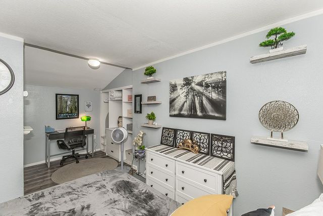 2202 N Vagedes Avenue, Fresno, CA 93705