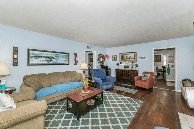 2202 N Vagedes Avenue, Fresno, CA 93705