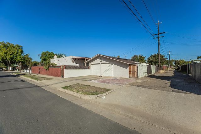 2202 N Vagedes Avenue, Fresno, CA 93705