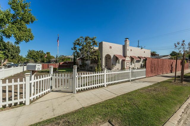 2202 N Vagedes Avenue, Fresno, CA 93705