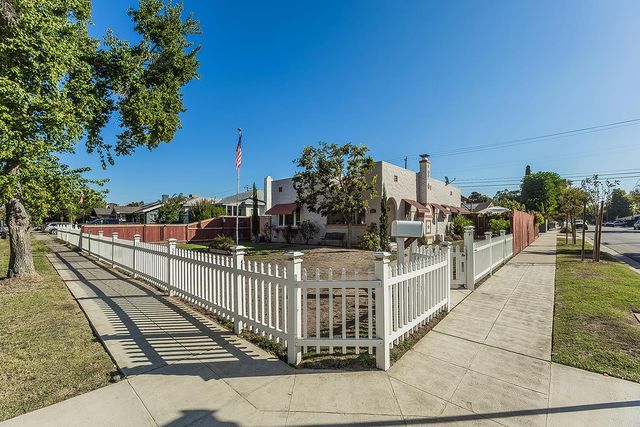 2202 N Vagedes Avenue, Fresno, CA 93705