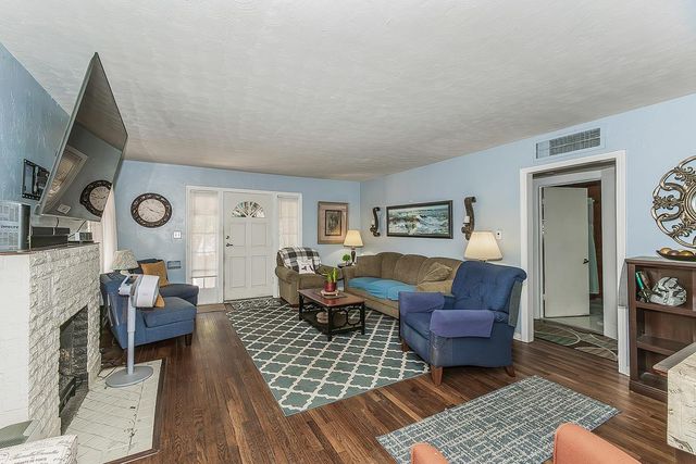 2202 N Vagedes Avenue, Fresno, CA 93705