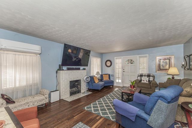 2202 N Vagedes Avenue, Fresno, CA 93705