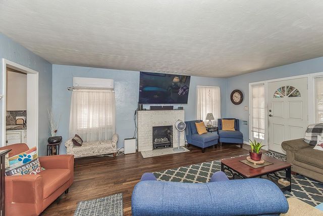 2202 N Vagedes Avenue, Fresno, CA 93705