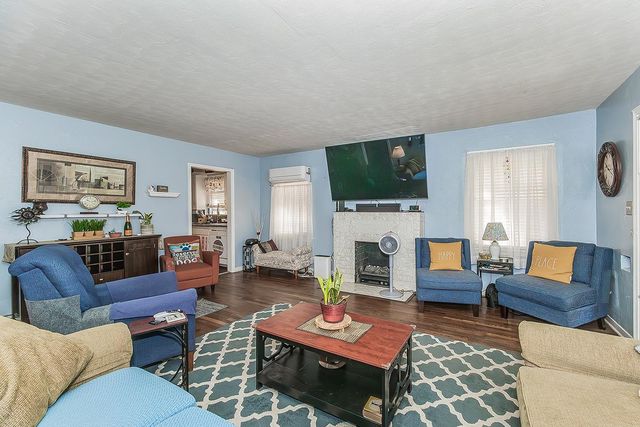 2202 N Vagedes Avenue, Fresno, CA 93705