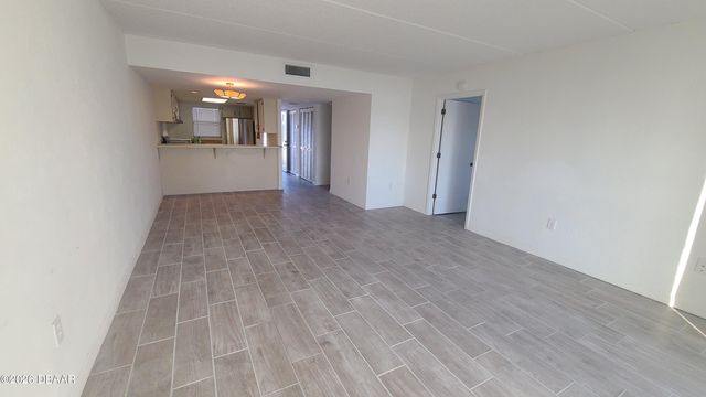 3131 S Ridgewood Ave Apt 203, South Daytona, FL 32119