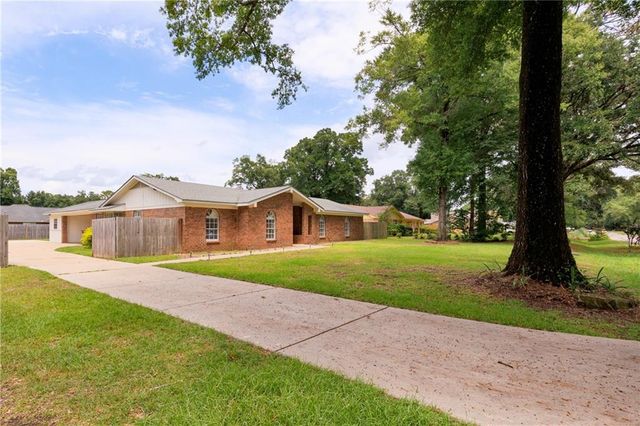 567 Vaughn Drive S, Satsuma, AL 36572